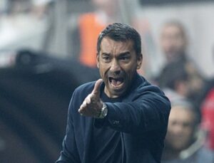 Beşiktaş Teknik Direktörü Giovanni van Bronckhorst’tan taraftara sitem!