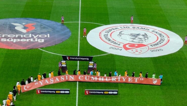 Galatasaray ve Beşiktaşlı futbolcular birlikte ’Yaşasın Cumhuriyet’ pankartı ile sahaya çıktılar.