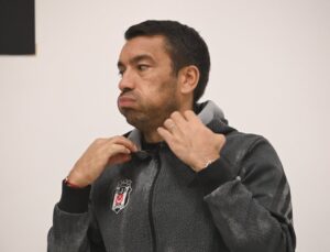 Beşiktaş Giovanni van Bronckhorst ile yollarını ayırdığını duyurdu!