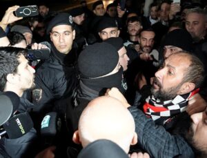 Beşiktaşlı taraftarlardan havalimanında protesto!