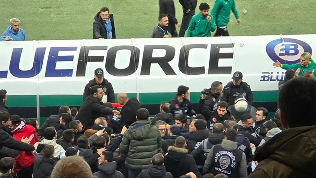 Kocaelispor-Iğdır FK maçında tribünde büyük olay