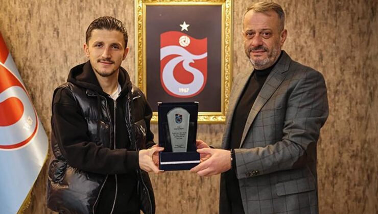 Trabzonspor'dan Enis Bardhi'ye teşekkür plaketi